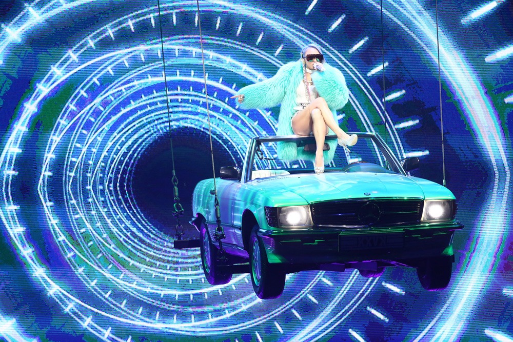 ベンツに乗って登場した倖田來未。（写真提供：エイベックス・ミュージック・クリエイティヴ）