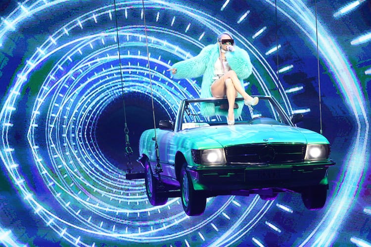 倖田來未15周年ツアー最終公演、宙吊りベンツの上で熱唱 - 音楽ナタリー
