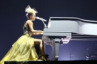 ピアノの弾き語りを披露する倖田來未。（写真提供：エイベックス・ミュージック・クリエイティヴ）