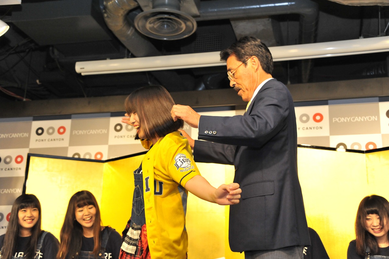 あやき（Vo）にユニフォームをプレゼントする松沼博久元選手。