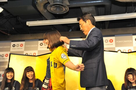 あやき(Vo)にユニフォームをプレゼントする松沼博久元選手。