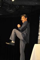 アンダースローの投球方法を教える松沼博久元選手。