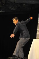 アンダースローの投球方法を教える松沼博久元選手。