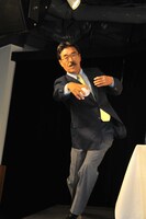 アンダースローの投球方法を教える松沼博久元選手。