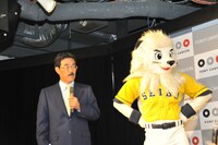 左から松沼博久元選手、レオ。