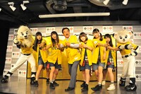 7月2日に東京・ポニーキャニオン本社にて行われた「西武鉄道100年アニバーサリー『ライオンズ イエロー シリーズ』PR応援隊就任」の記者発表会の様子。