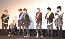 自己紹介で1人ミスをして崩れ落ちるカイ（左から2番目）。