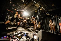 tricot（撮影：青木カズロー）