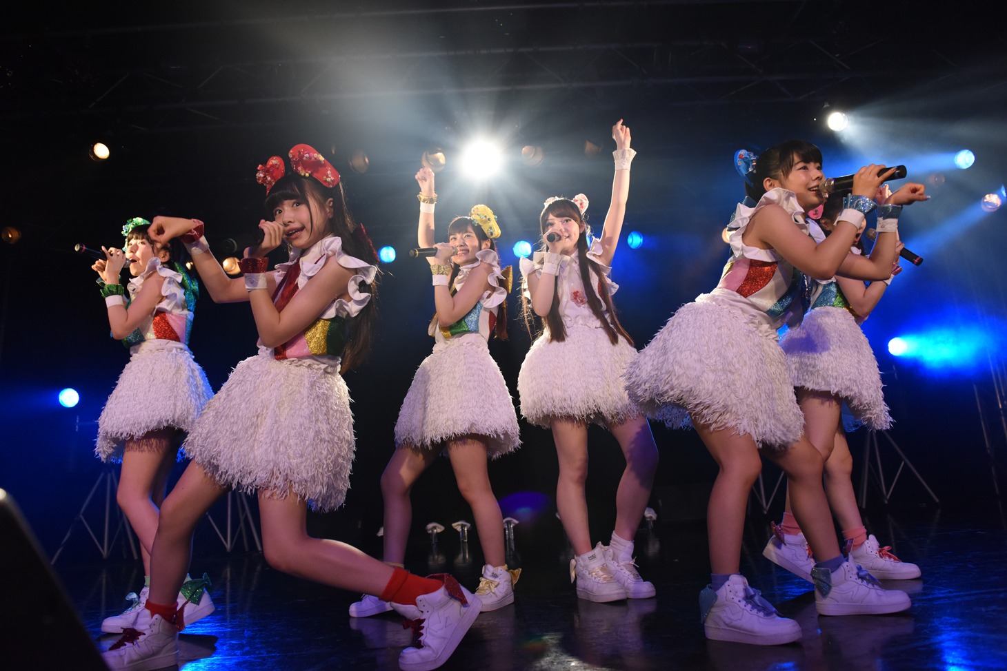 乙女新党によるライブの様子。