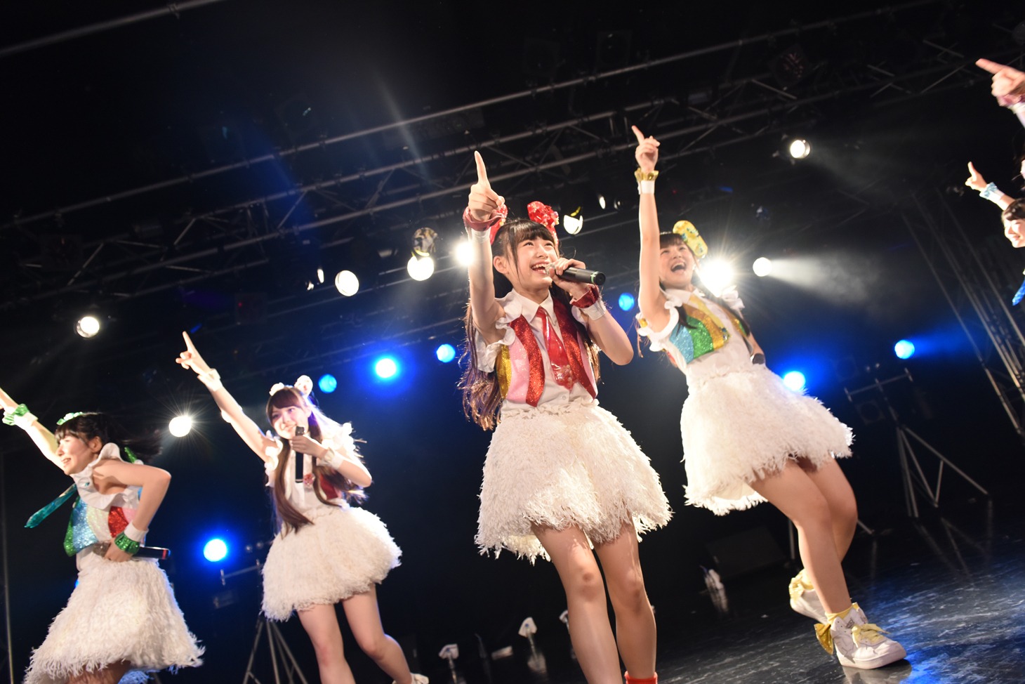 乙女新党によるライブの様子。