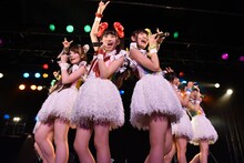 乙女新党によるライブの様子。