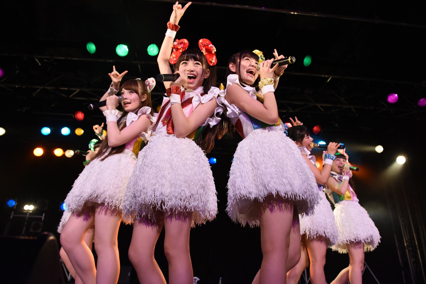 乙女新党によるライブの様子。