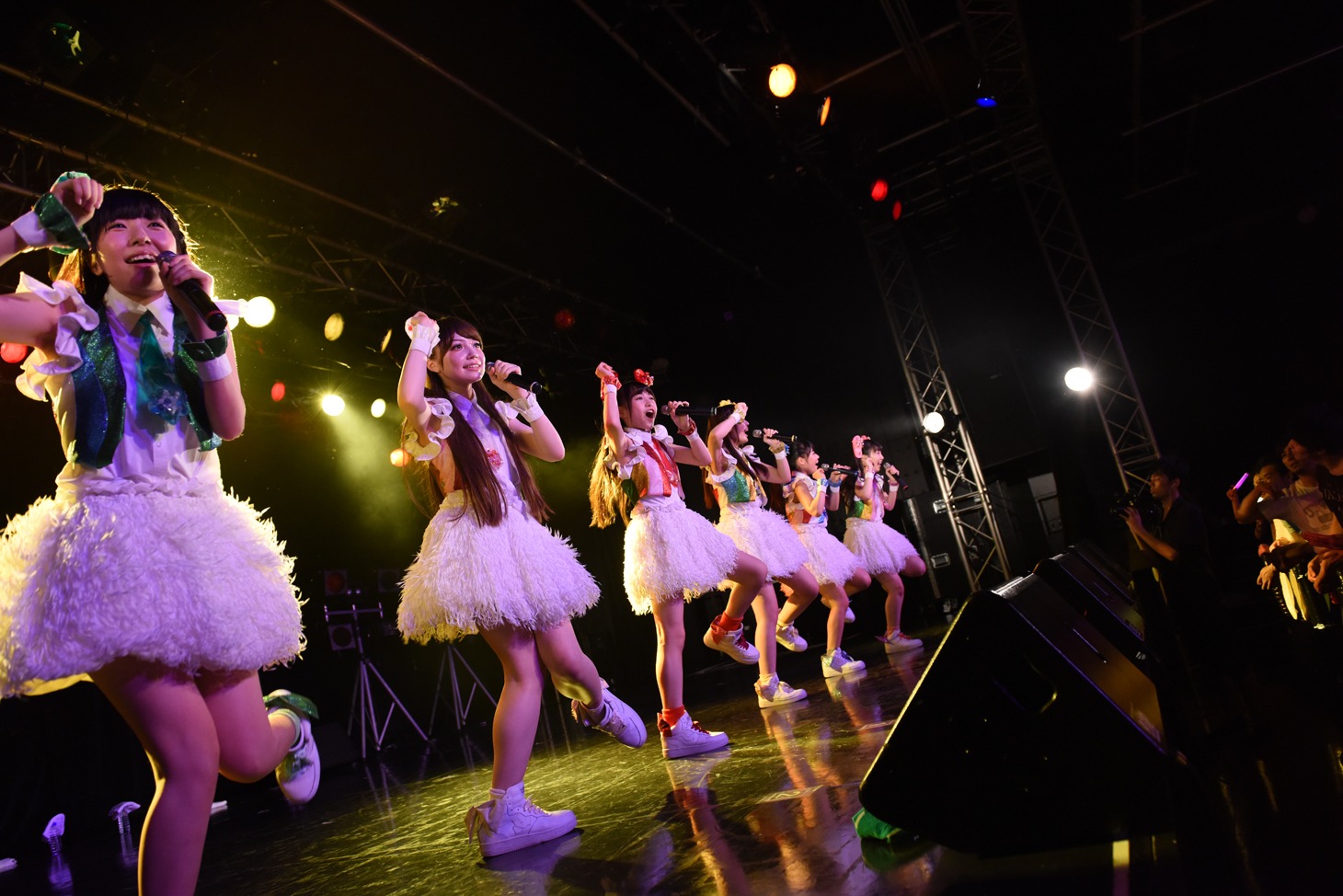 乙女新党によるライブの様子。