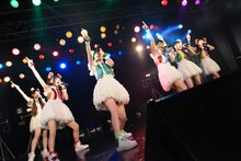 乙女新党によるライブの様子。