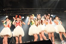 乙女新党によるライブの様子。