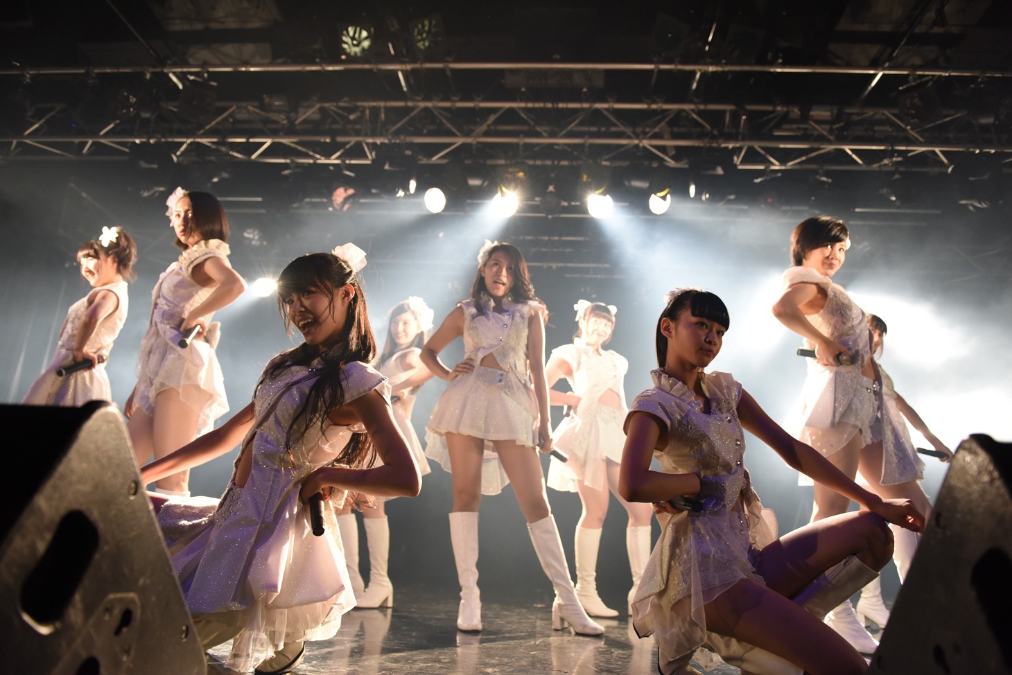 東京パフォーマンスドールによるライブの様子。