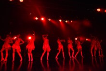 東京パフォーマンスドールによるライブの様子。