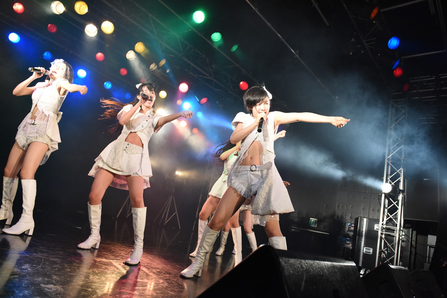 東京パフォーマンスドールによるライブの様子。