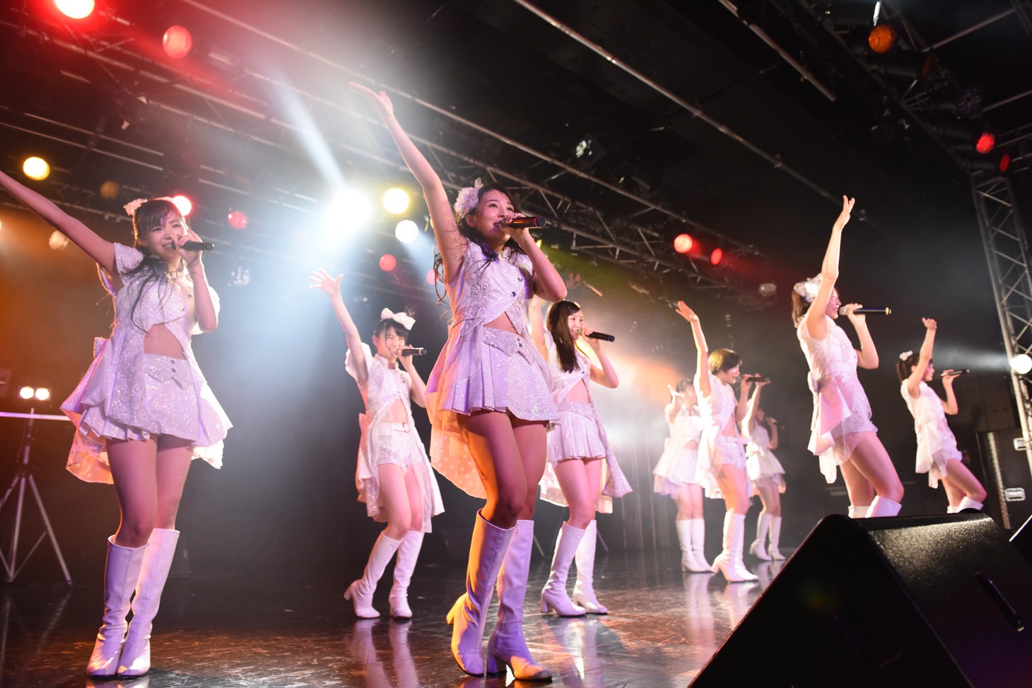 東京パフォーマンスドールによるライブの様子。