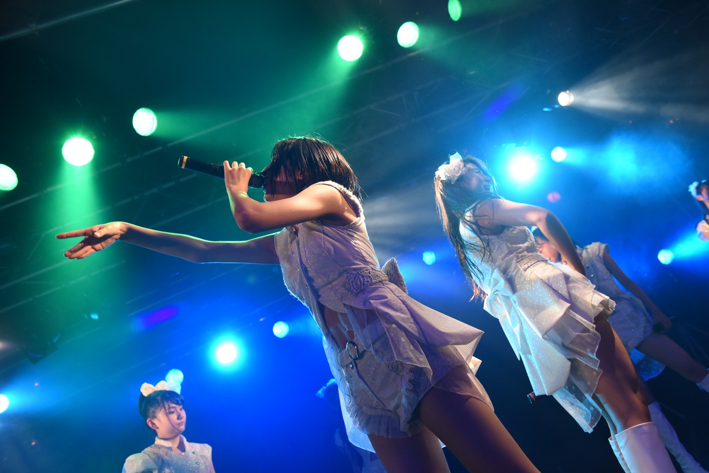東京パフォーマンスドールによるライブの様子。