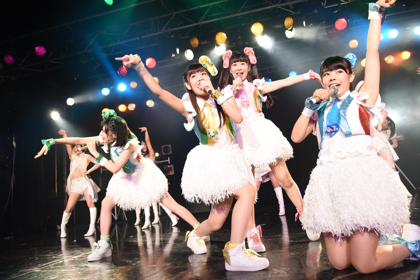 乙女新党、東京パフォーマンスドールによるコラボライブの様子。