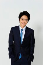 「婚活刑事」で米子と衝突する警部・藤岡を演じる小池徹平。