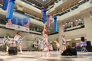 LoVendoЯによる「いいんじゃない? / 普通の私 ガンバレ!」発売記念イベントの様子。