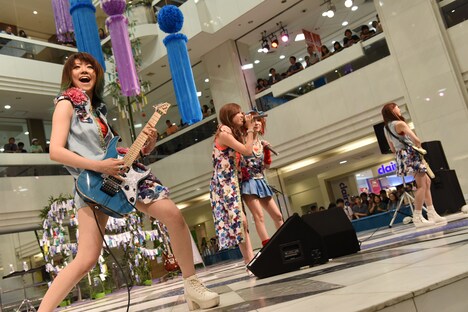 LoVendoЯによる「いいんじゃない? / 普通の私 ガンバレ!」発売記念イベントの様子。