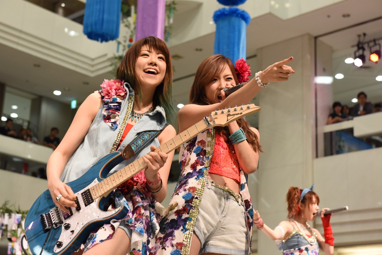 左から魚住有希（G）、岡田万里奈（Vo）。