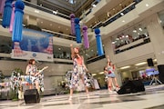 LoVendoЯによる「いいんじゃない? / 普通の私 ガンバレ!」発売記念イベントの様子。