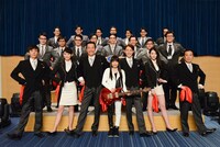 ドラマ「民王」出演者とmiwa。