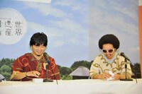 大使の名刺を交付され喜ぶ秦と池田。