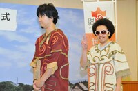 知事が任命書を読み上げる間、神妙に聴き入る秦とふざける池田。