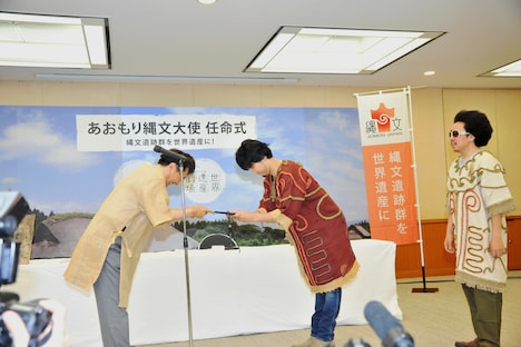 任命書を交付する三村知事とそれを受け取る秦、見守る池田。