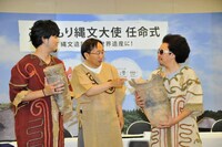 知事から「この土器の本物はたくさん（県内に）あるけど、レプリカは1つしかないから絶対に落とすなって言われてる」と明かされ驚く秦とレキシ。