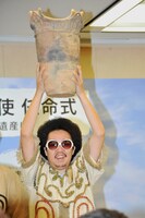 「1つしかない」「軽自動車2台分の値段」と言われたレプリカを優勝カップのごとく掲げてはしゃぐ池田。