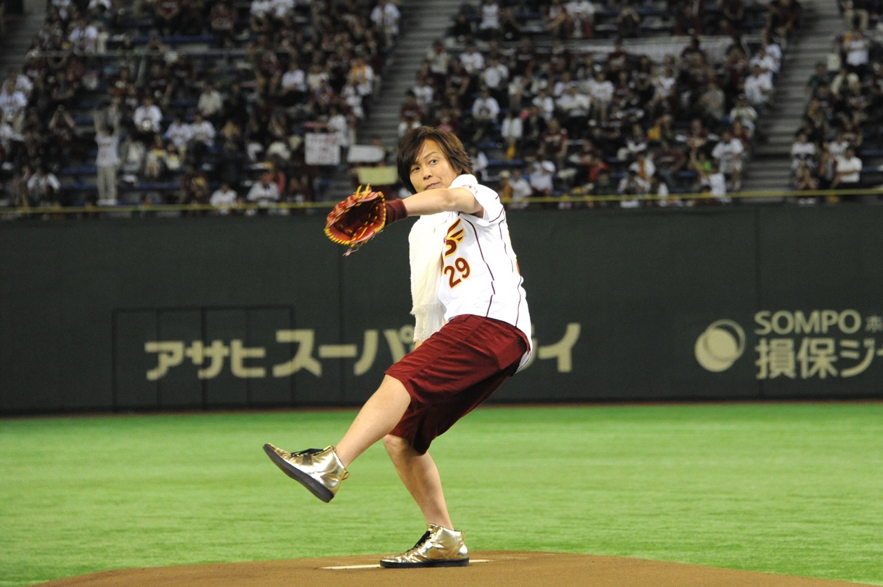 投球フォームを取るつんく♂。