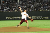 ボールを振りかぶるつんく♂。