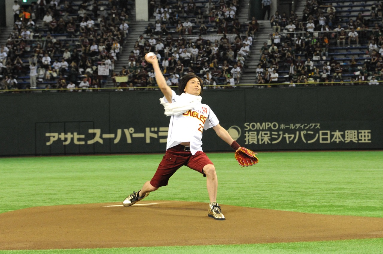 ボールを振りかぶるつんく♂。