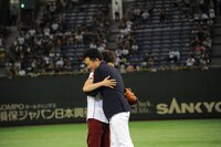 つんく♂と抱擁を交わす三木谷浩史氏。