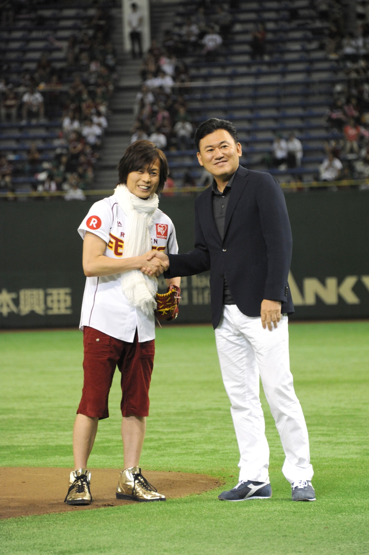 左から、つんく♂、三木谷浩史氏。