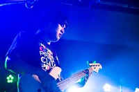 なかむらよしひさ（B, Cho / アンテナ）（撮影：山野浩司）