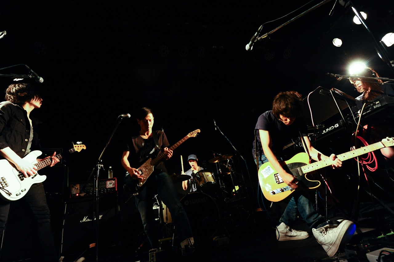 6月9日に石川・vanvan V4にて行われたThe Flickersのライブの様子。（Photo by MASANORI FUJIKAWA）