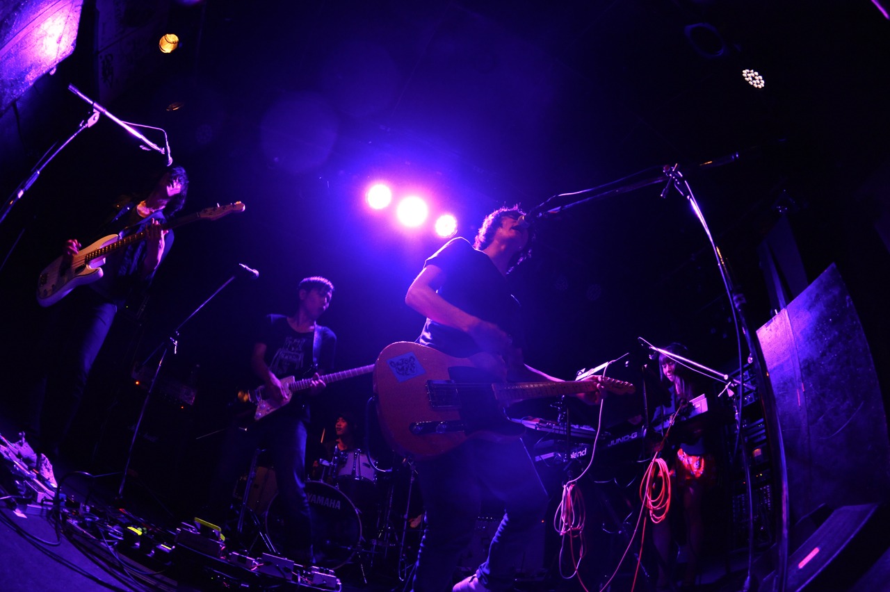 6月9日に石川・vanvan V4にて行われたThe Flickersのライブの様子。（Photo by MASANORI FUJIKAWA）