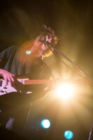 原田茂幸（G, Cho）（写真提供：ユニバーサルシグマ）