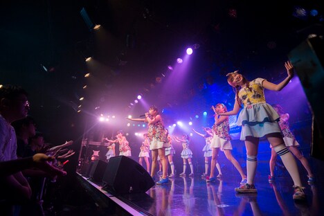 「LinQ LIVEHOUSE CIRQUIT2015 SPECIAL『まだまだ終わらんLinQの「わ」大作戦!!』」大阪公演の様子。 （写真提供：ジョブネット）