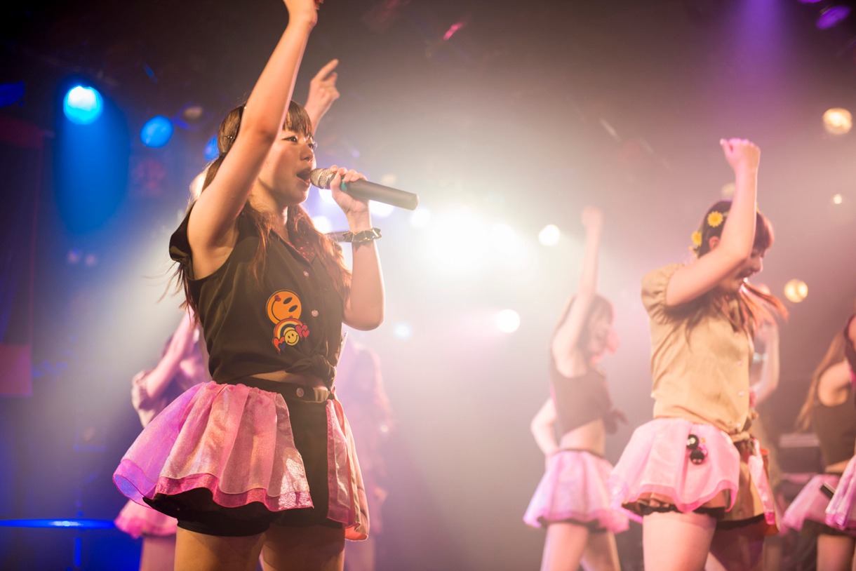 「LinQ LIVEHOUSE CIRQUIT2015 SPECIAL『まだまだ終わらんLinQの「わ」大作戦!!』」大阪公演の様子。 （写真提供：ジョブネット）