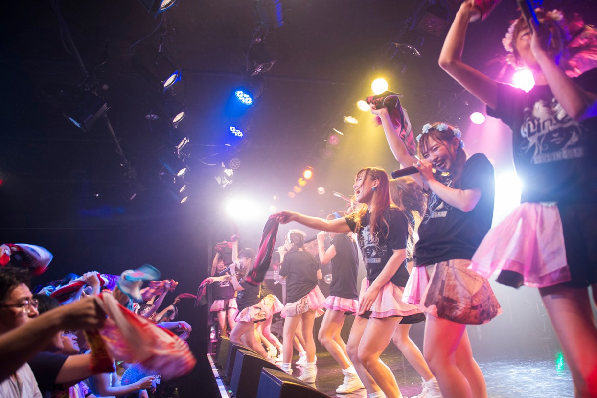 「LinQ LIVEHOUSE CIRQUIT2015 SPECIAL『まだまだ終わらんLinQの「わ」大作戦!!』」大阪公演の様子。 （写真提供：ジョブネット）