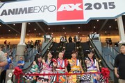 「Anime Expo 2015」会場で“Z”ポーズを決めるももいろクローバーZ。（写真提供：EVILLINE RECORDS）
