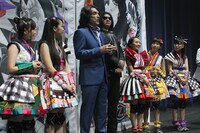 Kissのポール・スタンレー（左から3番目）、ジーン・シモンズ（中央）との再会を果たしたももクロ。（写真提供：EVILLINE RECORDS）